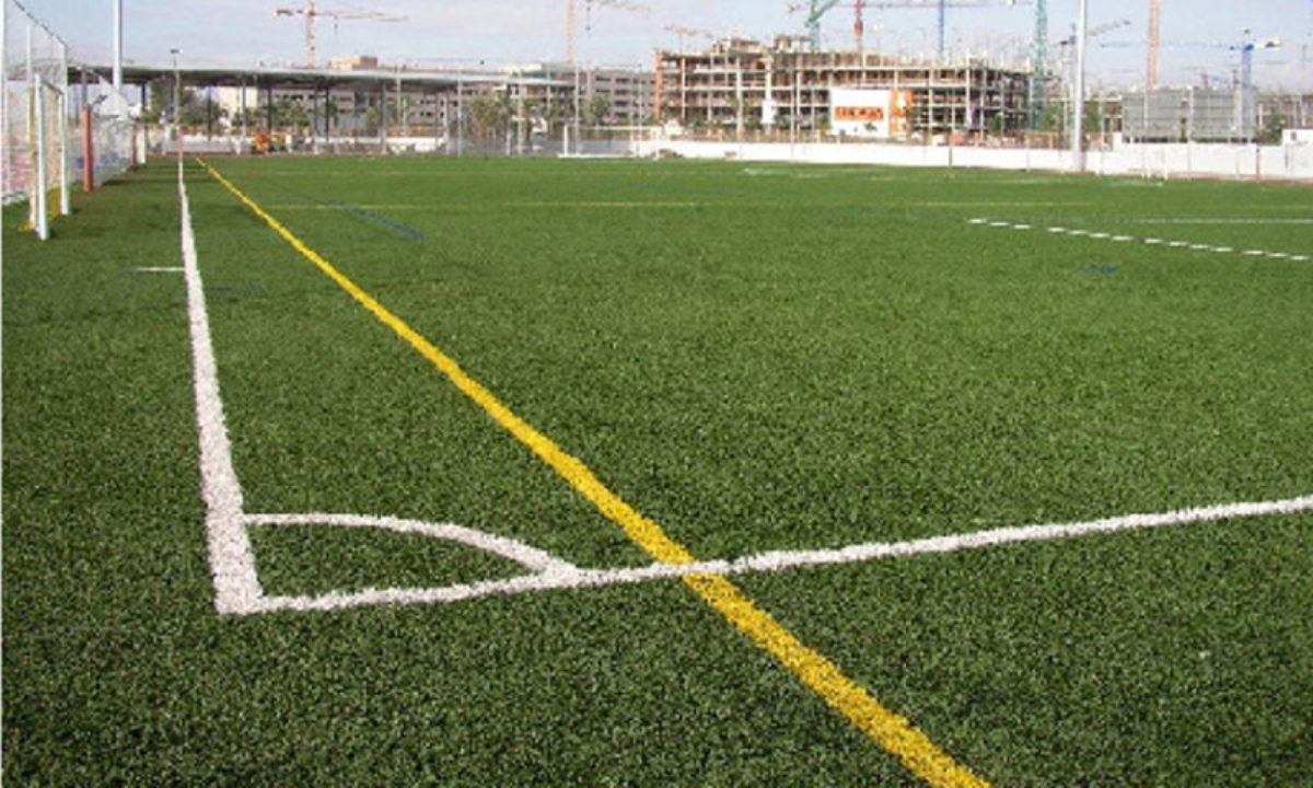 Типы поверхности футбольного поля: натуральная трава, искусственная трава и гибридный газон