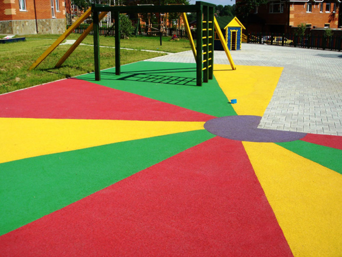 Безопасная конструкция детских качелей на игровой площадке